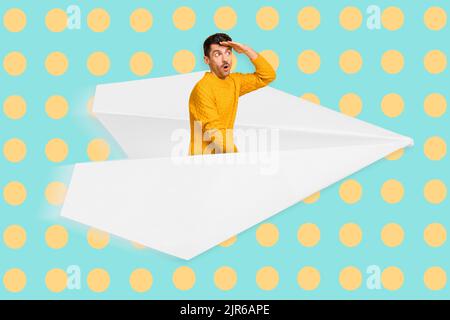 Foto-Artwork minimal Bild von lustigen funky Kerl fliegen Papier Flugzeug isoliert Zeichnung Hintergrund Stockfoto