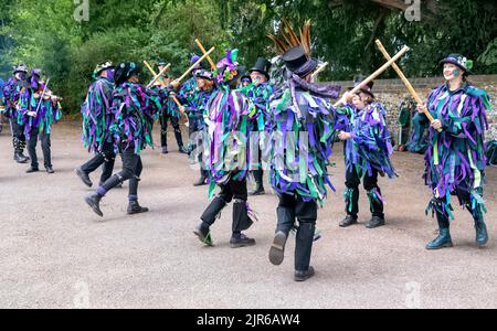 Männliche und weibliche Morris-Tänzer beim Flamstead Scarecrow Festival 2022, Flamstead, Hertfordshire, Großbritannien Stockfoto