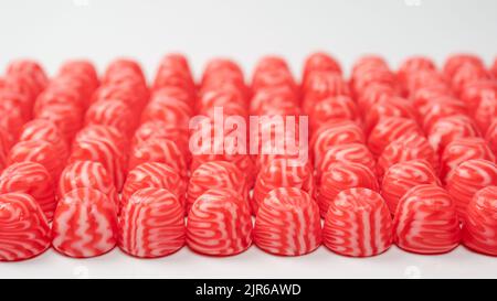 Rote runde leckere Gummy-Bonbons auf weißem Hintergrund. Stockfoto