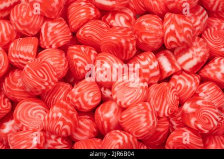 Rote runde leckere leckere Gummy Bonbons als Hintergrund. Draufsicht. Stockfoto