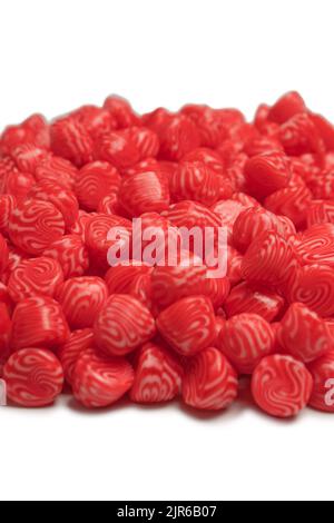 Rote runde leckere Gummy-Bonbons auf weißem Hintergrund. Stockfoto
