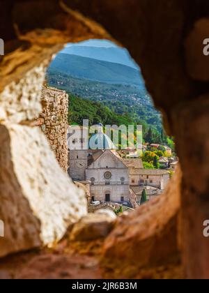 Blick auf Assisi schönes historisches Zentrum mit mittelalterlicher Kathedrale des Heiligen Rufinus von Rocca Maggiore zerstörte Mauern Stockfoto