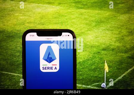 KONSKIE, POLEN - 21. August 2022: Smartphone mit Logo der italienischen Fußballliga Serie A Fußballstadion Hintergrund Stockfoto