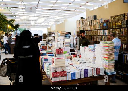 Idlib, Syrien. 20. August 2022. Idlib, Syrien. 20. August 2022. Eine Buchmesse mit mehr als 50.000 Büchern verschiedener Genres, darunter Geschichte, Politik, Literatur, Religion, Und die Wissenschaft wurde zum ersten Mal in der von der Opposition kontrollierten Stadt Idlib im Norden Syriens abgehalten. Die Veranstaltung wurde über einen Zeitraum von zwei Monaten mit der Teilnahme von 15 Bibliotheken in der Türkei, in der Provinz Idlib und in der nördlichen Landschaft von Aleppo vorbereitet. Die Buchmesse wurde von einer Kunstausstellung mit Gemälden, Kalligrafie-Kunstwerken und Mosaiken begleitet, die das Leid und die Hoffnungen der Syrer inmitten der t hervorhob Stockfoto