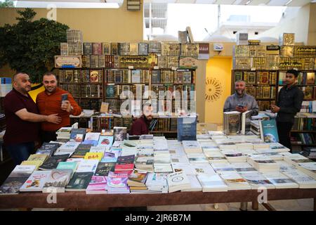 Idlib, Syrien. 20. August 2022. Idlib, Syrien. 20. August 2022. Eine Buchmesse mit mehr als 50.000 Büchern verschiedener Genres, darunter Geschichte, Politik, Literatur, Religion, Und die Wissenschaft wurde zum ersten Mal in der von der Opposition kontrollierten Stadt Idlib im Norden Syriens abgehalten. Die Veranstaltung wurde über einen Zeitraum von zwei Monaten mit der Teilnahme von 15 Bibliotheken in der Türkei, in der Provinz Idlib und in der nördlichen Landschaft von Aleppo vorbereitet. Die Buchmesse wurde von einer Kunstausstellung mit Gemälden, Kalligrafie-Kunstwerken und Mosaiken begleitet, die das Leid und die Hoffnungen der Syrer inmitten der t hervorhob Stockfoto