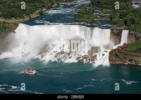 Luftaufnahme der American und Bridal Veil Falls einschließlich Hornblower Boat Segeln auf dem Niagara River, Kanada und USA natürliche Grenze Stockfoto