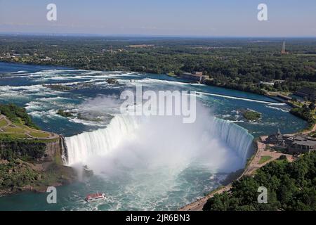 Luftaufnahme der Horseshoe Falls einschließlich Hornblower Boat, das auf dem Niagara River, an der kanadischen und der US-amerikanischen Grenze segelt Stockfoto