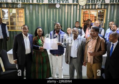 Nairobi, Kenia. 22. August 2022. Azimio la Umoja eine kenianische Präsidentschaftskandidatin der Koalition, Raila Odinga (3. links), und seine Laufgefährtin Martha Karua (2. links), nachdem sie ihre Petition beim Unterregister des Obersten Gerichtshofs in Milimani Law Courts übergeben hatten, um die Ergebnisse der Präsidentschaftswahlen anzufechten. Kredit: SOPA Images Limited/Alamy Live Nachrichten Stockfoto