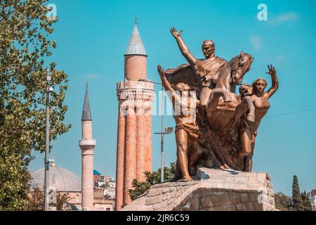 07. Juli 2022, Antalya, Türkei: Reiterstatue von Mustafa Kemal Atatürk auf einem Platz in Antalya. Im Hintergrund das Minarett von Yivli und die Altstadt Stockfoto