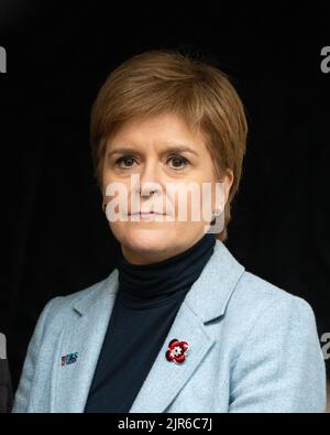 Nicola Sturgeon Schottische erste Ministerin - wartet auf das Wort bei der Kundgebung #indyref 2020 am George Square, Glasgow, am 2. 2019. November in Schottland Stockfoto