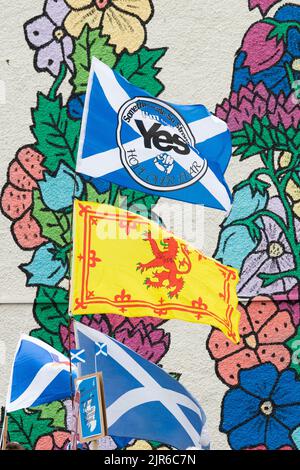 Schottische Unabhängigkeitsfahnen, die von Demonstranten vor den konservativen Führungswahlen in Perth, Schottland, Großbritannien, am 16. August 2022 gehalten wurden Stockfoto