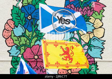 Schottische Unabhängigkeitsfahnen, die von Demonstranten vor den konservativen Führungswahlen in Perth, Schottland, Großbritannien, am 16. August 2022 gehalten wurden Stockfoto