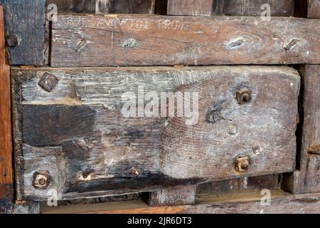 Große hölzerne Kirchenschloss mit Metallbeschlägen und antiken Graffiti Stockfoto