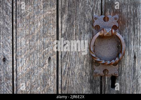 Detail der schweren Kirche Türgriff auf getäfelten alten hölzernen schweren gemaserten Tür Stockfoto