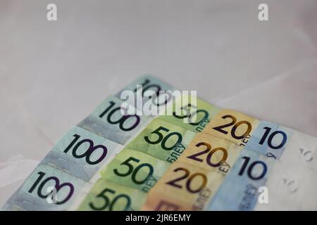 Die Banknoten im Wert von 100,50,20,10,5 weißrussischen Rubel auf dem grauen Hintergrund Stockfoto