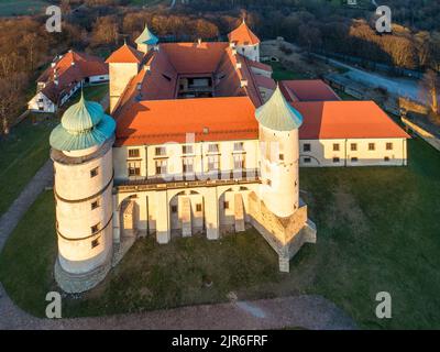 Polen. Renaissance, teilweise barockes Schloss auf dem Hügel in Nowy Wiśnicz. Derzeit im Besitz des polnischen Staates. Luftaufnahme im Frühjahr. Abendlicht Stockfoto