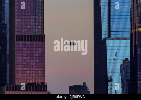 Skyline von Manhattan Hudson Yards und Helikopter an der Vorderseite, von Weehawken, Hudson River bei Sonnenuntergang Stockfoto