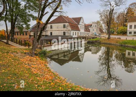 Der Fluss Aleksupite in der Stadt Kuldiga, Lettland im Oktober Stockfoto