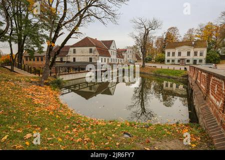 Der Fluss Aleksupite in der Stadt Kuldiga, Lettland im Oktober Stockfoto