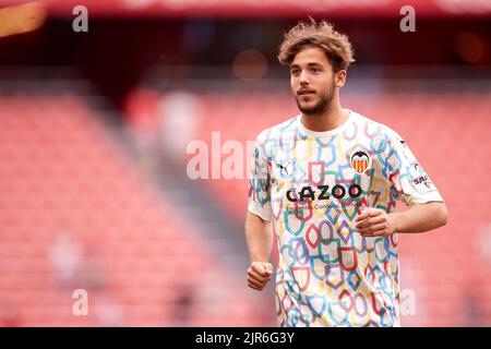 BILBAO, SPANIEN - 21. AUGUST: Nico Gonzalez von Valencia CF schaut vor dem La Liga Santander Spiel zwischen Athletic Club und Valencia CF am 21. August 2022 in San Mames in Bilbao, Spanien. Quelle: Ricardo Larreina/AFLO/Alamy Live News Stockfoto