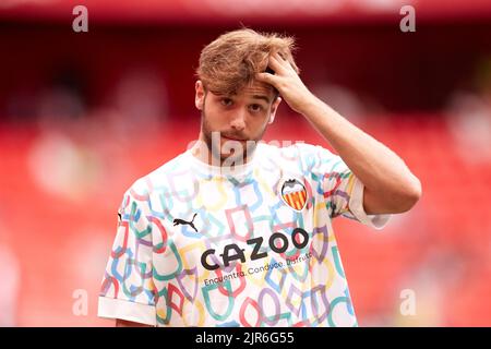 BILBAO, SPANIEN - 21. AUGUST: Nico Gonzalez von Valencia CF schaut vor dem La Liga Santander Spiel zwischen Athletic Club und Valencia CF am 21. August 2022 in San Mames in Bilbao, Spanien. Quelle: Ricardo Larreina/AFLO/Alamy Live News Stockfoto