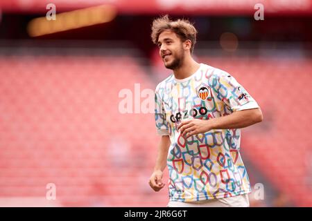 BILBAO, SPANIEN - 21. AUGUST: Nico Gonzalez von Valencia CF schaut vor dem La Liga Santander Spiel zwischen Athletic Club und Valencia CF am 21. August 2022 in San Mames in Bilbao, Spanien. Quelle: Ricardo Larreina/AFLO/Alamy Live News Stockfoto