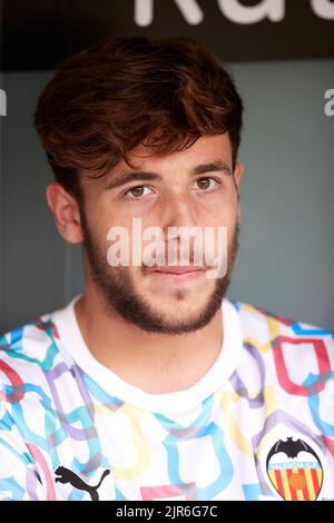 BILBAO, SPANIEN - 21. AUGUST: Nico Gonzalez von Valencia CF schaut vor dem La Liga Santander Spiel zwischen Athletic Club und Valencia CF am 21. August 2022 in San Mames in Bilbao, Spanien. Quelle: Ricardo Larreina/AFLO/Alamy Live News Stockfoto