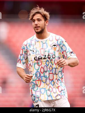 BILBAO, SPANIEN - 21. AUGUST: Nico Gonzalez von Valencia CF schaut vor dem La Liga Santander Spiel zwischen Athletic Club und Valencia CF am 21. August 2022 in San Mames in Bilbao, Spanien. Quelle: Ricardo Larreina/AFLO/Alamy Live News Stockfoto