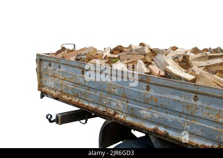 LKW-Karosserie mit Feuerholz isoliert auf weißem Hintergrund Stockfoto