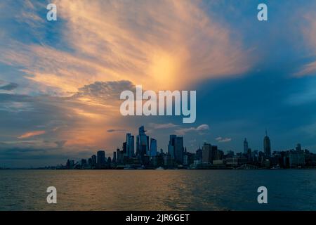 Sonnenuntergang Blick auf die Skyline von Manhattan die Wolkenkratzer der Hudson Yards, von der Weehawken Waterfront im Hudson River bei Sonnenuntergang. Stockfoto