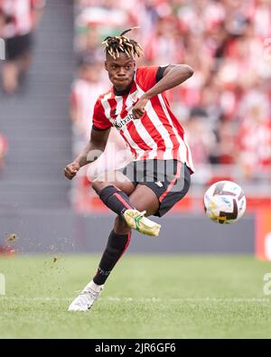 BILBAO, SPANIEN - 21. AUGUST: Nico Williams vom Athletic Club in Aktion beim Spiel La Liga Santander zwischen Athletic Club und Valencia CF am 21. August 2022 in San Mames in Bilbao, Spanien. Quelle: Ricardo Larreina/AFLO/Alamy Live News Stockfoto