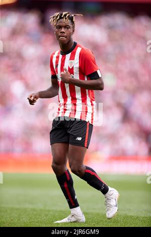 BILBAO, SPANIEN - 21. AUGUST: Nico Williams vom Athletic Club schaut während des La Liga Santander-Spiels zwischen Athletic Club und Valencia CF am 21. August 2022 in San Mames in Bilbao, Spanien, auf. Quelle: Ricardo Larreina/AFLO/Alamy Live News Stockfoto