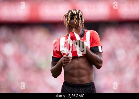 BILBAO, SPANIEN - 21. AUGUST: Nico Williams vom Athletic Club schaut während des La Liga Santander-Spiels zwischen Athletic Club und Valencia CF am 21. August 2022 in San Mames in Bilbao, Spanien, auf. Quelle: Ricardo Larreina/AFLO/Alamy Live News Stockfoto