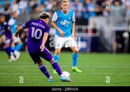 21. August 2022: Orlando City Mittelfeldspieler Mauricio Pereyra (10) tritt in der ersten Halbzeit gegen den FC Charlotte im Major League Soccer-Spiel im Bank of America Stadium in Charlotte, NC, an. (Scott Kinser) Stockfoto