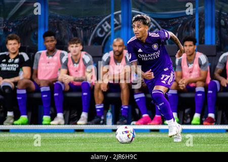 21. August 2022: Orlando City-Stürmer Facundo Torres (17) mit dem Ball gegen den FC Charlotte im Major League Soccer Match im Bank of America Stadium in Charlotte, NC. (Scott Kinser) Stockfoto