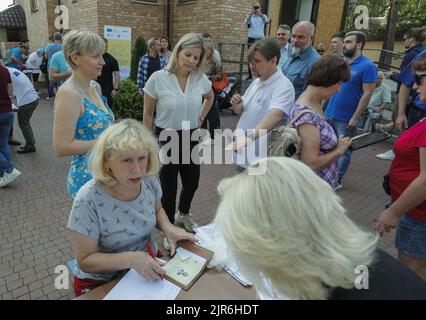 2022-08-22 10:21:35 die niederländischen Minister für Außenhandel und Entwicklung Liesje Schreinemacher (C-top) besuchen am 22. August 2022 das Caritas-Kollektivzentrum, das humanitäre Hilfe für Einheimische in der Stadt Irpin in der Nähe von Kiew in der Ukraine leistet. Die niederländischen Minister für Außenhandel und Entwicklung Liesje Schreinemacher und Verteidigungsminister Kajsa Ollongren besuchen Kiew und andere Städte, um sich mit ukrainischen Beamten zu treffen. Irpin sowie andere Städte und Dörfer im nördlichen Teil der Kiewer Region wurden zu Schlachtfeldern und wurden schwer beschossen, als russische Truppen versuchten, die ukrainische Hauptstadt zu erreichen Stockfoto