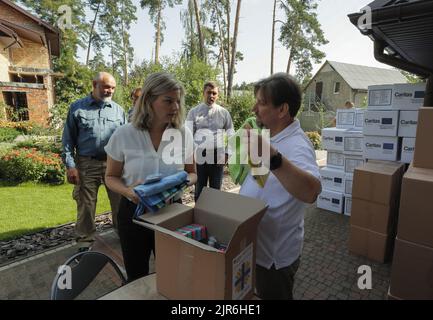 2022-08-22 10:23:04 die niederländischen Minister für Außenhandel und Entwicklung Liesje Schreinemacher (L) besuchen am 22. August 2022 das Caritas-Kollektivzentrum, das humanitäre Hilfe für Einheimische in der Stadt Irpin in der Nähe von Kiew in der Ukraine leistet. Die niederländischen Minister für Außenhandel und Entwicklung Liesje Schreinemacher und Verteidigungsminister Kajsa Ollongren besuchen Kiew und andere Städte, um sich mit ukrainischen Beamten zu treffen. Irpin sowie andere Städte und Dörfer im nördlichen Teil der Kiewer Region wurden zu Schlachtfeldern und wurden schwer beschossen, als russische Truppen versuchten, die ukrainische Hauptstadt Kyi zu erreichen Stockfoto