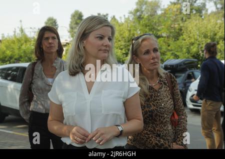 2022-08-22 10:16:00 die niederländischen Minister für Außenhandel und Entwicklung Liesje Schreinemacher (C) besuchen am 22. August 2022 das Caritas-Kollektivzentrum, das humanitäre Hilfe für Einheimische in der Stadt Irpin in der Nähe von Kiew in der Ukraine leistet. Die niederländischen Minister für Außenhandel und Entwicklung Liesje Schreinemacher und Verteidigungsminister Kajsa Ollongren besuchen Kiew und andere Städte, um sich mit ukrainischen Beamten zu treffen. Irpin sowie andere Städte und Dörfer im nördlichen Teil der Kiewer Region wurden zu Schlachtfeldern und wurden schwer beschossen, als russische Truppen versuchten, die ukrainische Hauptstadt Kyi zu erreichen Stockfoto