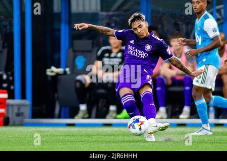 21. August 2022: Orlando City-Stürmer Facundo Torres (17) mit dem Ball gegen den FC Charlotte im Major League Soccer Match im Bank of America Stadium in Charlotte, NC. (Scott Kinser) Stockfoto