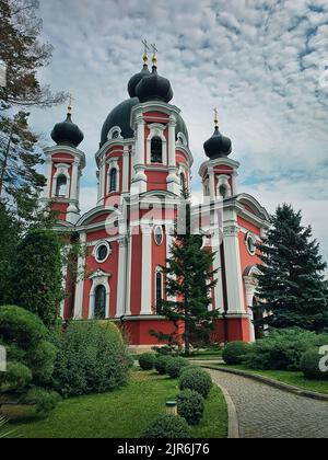 Curchi Kloster Blick von außen auf das berühmte Wahrzeichen in Orhei, Moldawien. Kirche im christlich-orthodoxen Stil, traditionell für die Kultur Osteuropas. Wunderschön Stockfoto