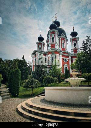 Curchi Kloster Blick von außen auf das berühmte Wahrzeichen in Orhei, Moldawien. Kirche im christlich-orthodoxen Stil, traditionell für die Kultur Osteuropas. Wunderschön Stockfoto
