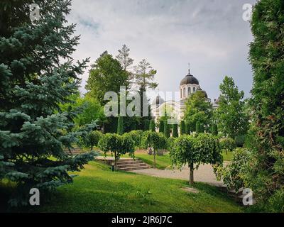 Curchi Kloster und schöner Blick auf den Garten. Der grüne Park rund um das berühmte Wahrzeichen in Orhei, Moldawien. Kirche im christlich-orthodoxen Stil Tradi Stockfoto