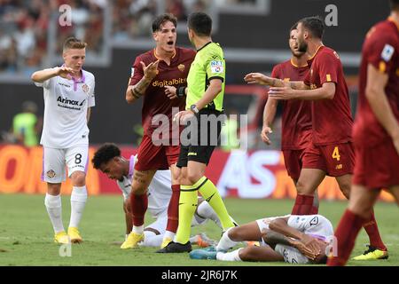 Roma, Italien. 22. August 2022. Nicolo Zaniolo von AS Roma und Schiedsrichter Luca Massimi während des Fußballspiels der Serie A zwischen AS Roma und US Cremonese im Olimpico-Stadion in Rom (Italien), 22.. August 2022. Foto Antonietta Baldassarre/Insidefoto Kredit: Insidefoto di andrea staccioli/Alamy Live News Stockfoto