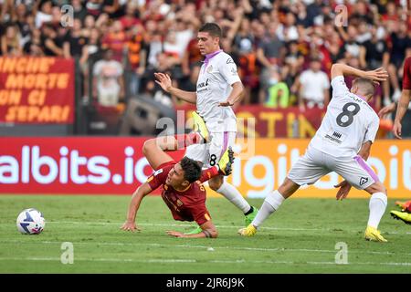 Roma, Italien. 22. August 2022. Paulo Dybala von AS Roma, Luca Zanimacchia und Santiago Ascacibar von US-Cremonesen kämpfen während des Fußballspiels der Serie A zwischen AS Roma und US-Cremonesen im Olimpico-Stadion in Rom (Italien) am 22.. August 2022 um den Ball. Foto Andrea Staccioli/Insidefoto Kredit: Insidefoto di andrea staccioli/Alamy Live News Stockfoto