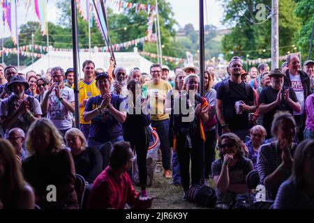 Glanusk Park, Großbritannien. Sonntag, 21. August 2022. Menschenmengen im Comedy-Zelt beim Green man Festival 2022 im Glanusk Park, Brecon Beacons, Wales. Fotodatum Stockfoto