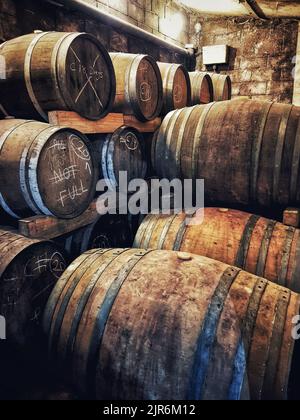 Eine vertikale Aufnahme von Weinfässern in einem Weingut in Südafrika Stockfoto