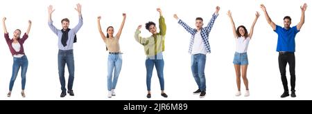 Collage aus Ganzkörperportriaten von Menschen in legerer Kleidung, die die in der Luft erhobenen Hände auf weißem Hintergrund isoliert halten Stockfoto