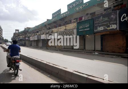 Ansicht der Geschäftsaktivitäten, die nach einem angeblichen Vorfall der Schändung des Quran am Montag, dem 22. August 2022, in Hyderabad geschlossen wurden. Stockfoto