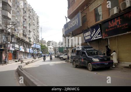 Ansicht der Geschäftsaktivitäten, die nach einem angeblichen Vorfall der Schändung des Quran am Montag, dem 22. August 2022, in Hyderabad geschlossen wurden. Stockfoto