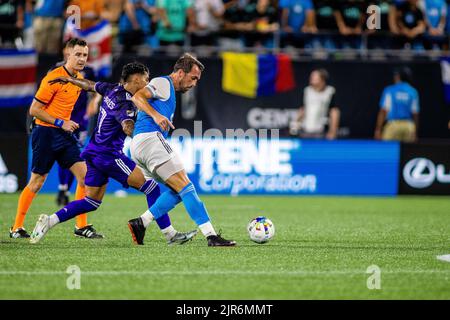 21. August 2022: Facundo Torres (17) von Orlando City verteidigt Charlotte FC Verteidiger Christian Fuchs (22) in der zweiten Hälfte des Major League Soccer-Spiels im Bank of America Stadium in Charlotte, NC. (Scott Kinser) Stockfoto